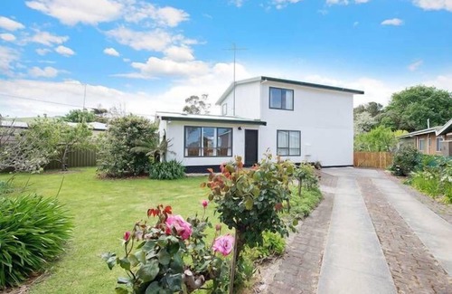 Apollo Bay House | Spacious & light-filled beach house.