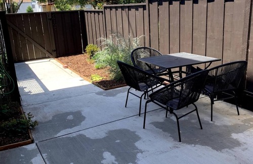 Elmwood Apartment | Spacious, light-filled flat in leafy, cafe-filled neighborhoodn