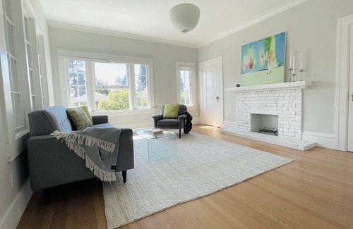Elmwood Apartment | Spacious, light-filled flat in leafy, cafe-filled neighborhoodn