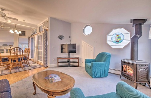 Lincolnville Apartment | Spacious Lincolnville Penthouse - Walk to Beach!