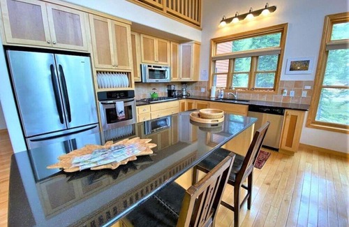 Columbine Lake Cabin | Spacious Lodge with Pond just 1 Mile to Purgatory Ski Resort