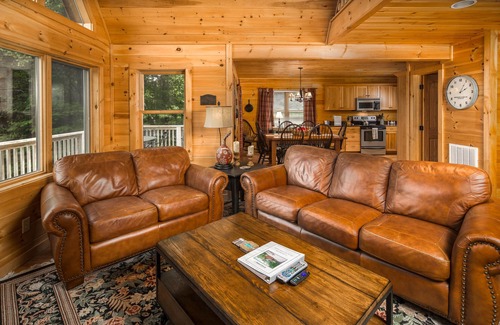 Boone House | Spacious Log Cabin < 10 Mins from Boone, Blowing Rock, Tweetsie RR & App Ski Mtn
