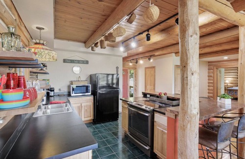 Camdenton House | Spacious Log cabin with amazing lake views! Only minutes from LOZ attractions.