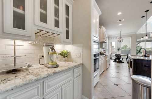 Roanoke House | Spacious Luxe Stay | 5BR/5BA | Turf Yard + Putting Green | Sleeps 12+