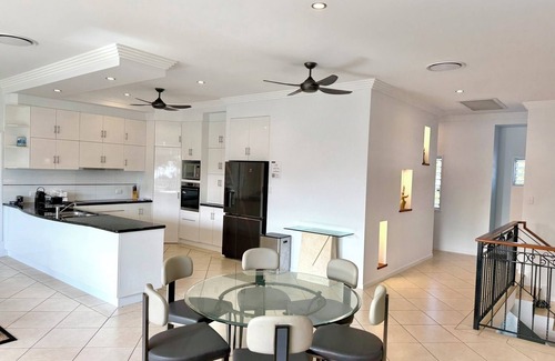 Clifton Beach House | Spacious Luxury House on Clifton Beach with Heated Saltwater Pool