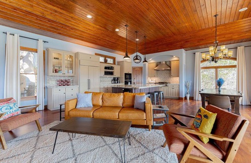 Oak Shores On Lake Austin House | Spacious Luxury Retreat: Ideal for Groups, Families & Couples Seeking Serenity
