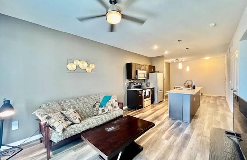 North Burnet House | Spacious & Modern 1Bd Domain w/Shared Pool & Gymn