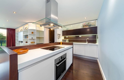St. Dunstan's Apartment | Spacious, modern 2 double bedroom 1st floor flat in Mile End in quiet park