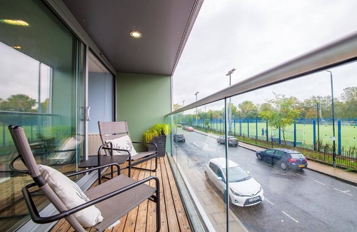 St. Dunstan's Apartment | Spacious, modern 2 double bedroom 1st floor flat in Mile End in quiet park