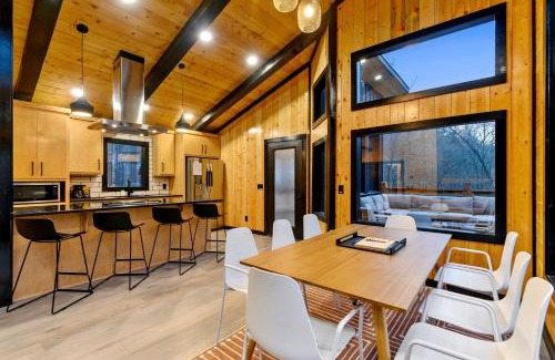 Broken Bow House | Spacious Modern Cabin with Basketball Court and Sauna in Broken Bow, Oklahoma