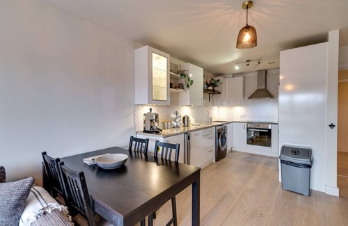 Camberwell Apartment | Spacious Modern Camberwell Apartment
