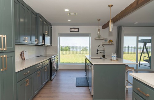 Garland House | Spacious Modern Home with Lake view in Dallas, great amenities/full Kitchen/Wifi