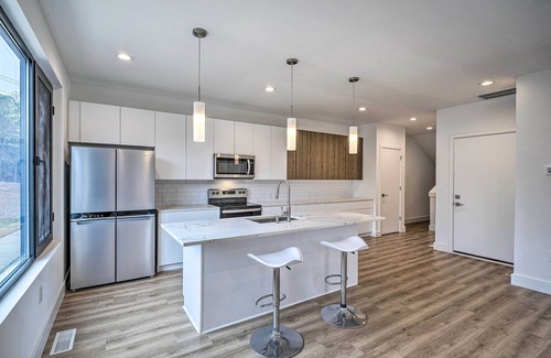 Durham House | Spacious & Modern Townhome 6 Mi to Duke!