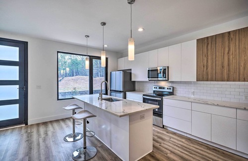 Durham House | Spacious & Modern Townhome 6 Mi to Duke!