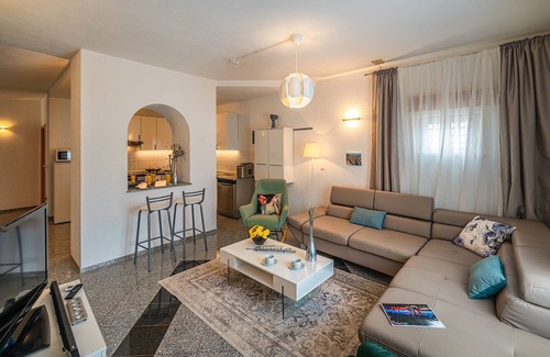 Okrug Gornji Villa | Spacious Modern Villa With 36 Sq m Pool Just 70m From The Beach