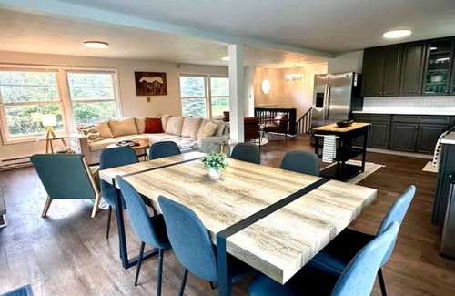 Long Pond House | Spacious Mountain Home Steps to LAKE+HOT TUB+FIRE PIT+GAMES+9 MINS FROM SLOPES!