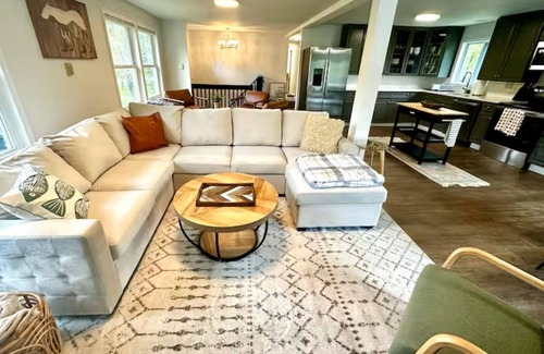 Long Pond House | Spacious Mountain Home Steps to LAKE+HOT TUB+FIRE PIT+GAMES+9 MINS FROM SLOPES!