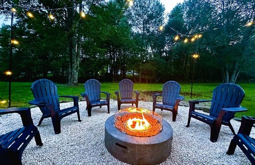 Long Pond House | Spacious Mountain Home Steps to LAKE+HOT TUB+FIRE PIT+GAMES+9 MINS FROM SLOPES!