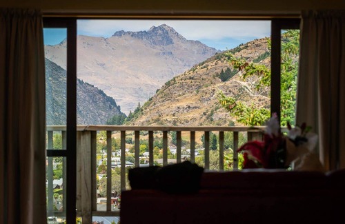 Arthur's Point House | Spacious Mountain View Home Close To Coronet Peak