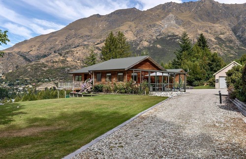 Arthur's Point House | Spacious Mountain View Home Close To Coronet Peak