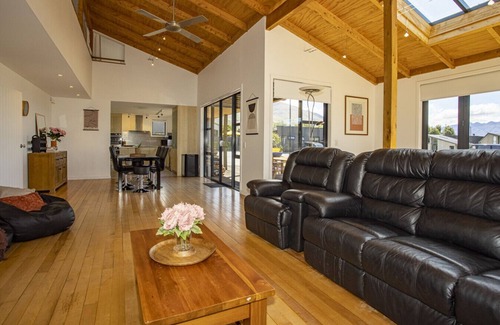 Wanaka Apartment | Spacious Mountain View Manor with Sauna