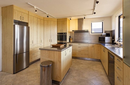 Wanaka Apartment | Spacious Mountain View Manor with Sauna