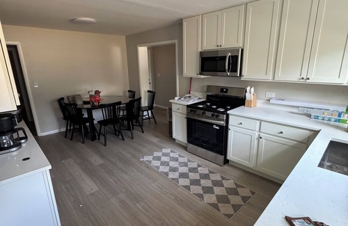 Waukegan House | Spacious New 5 Bed Family Retreat Near Naval Base!