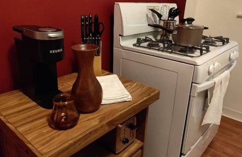 Oleander - Sunset Apartment | Spacious New York Style Studio Apartment Walking Distance to Hospitals
