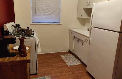Oleander - Sunset Apartment | Spacious New York Style Studio Apartment Walking Distance to Hospitals
