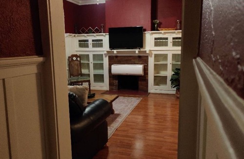 Oleander - Sunset Apartment | Spacious New York Style Studio Apartment Walking Distance to Hospitals
