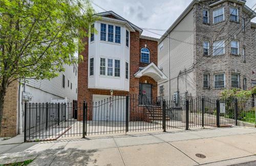 Newark House | Spacious Newark Duplex in Walkable Location!