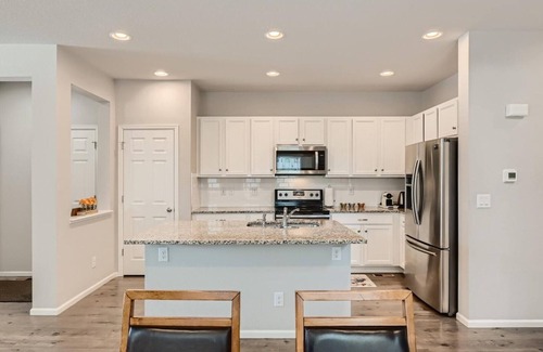 Gateway House | Spacious Newer Home, features 3 beds and 2.5 baths
