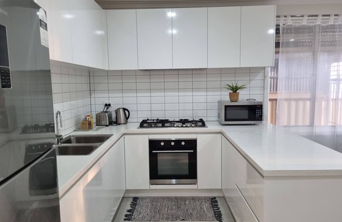 Sunshine North House | Spacious & Newly Home 15min to Airport& CBD. Free Parking/WI-FI. Sunshine North