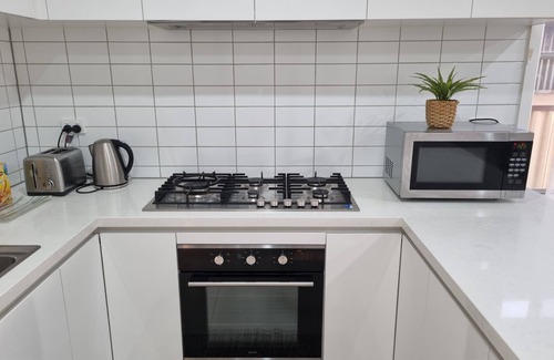 Sunshine North House | Spacious & Newly Home 15min to Airport& CBD. Free Parking/WI-FI. Sunshine North