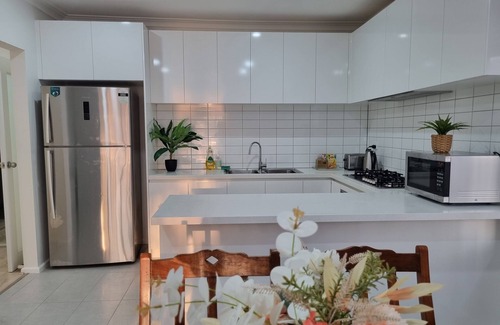 Sunshine North House | Spacious & Newly Home 15min to Airport& CBD. Free Parking/WI-FI. Sunshine North