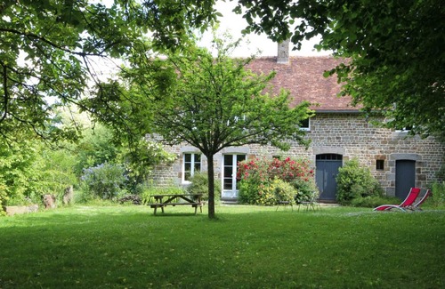 Les Monts-d'Andaine Cottage | Spacious Normandy Getaway: 6-Bedroom Home with All Amenities, Large Garden, EV Charging, Pet Friendly