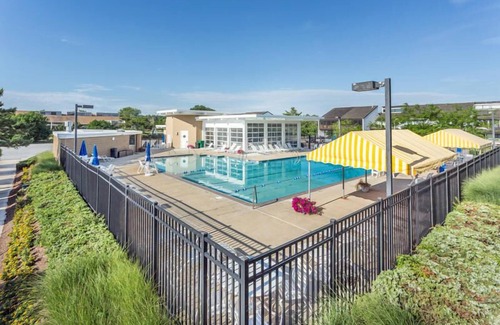 North Shores House | Spacious North Shores Townhome: Steps to Beach, Pool, Tennis, & Playground!