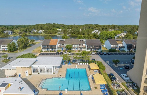 North Shores House | Spacious North Shores Townhome: Steps to Beach, Pool, Tennis, & Playground!
