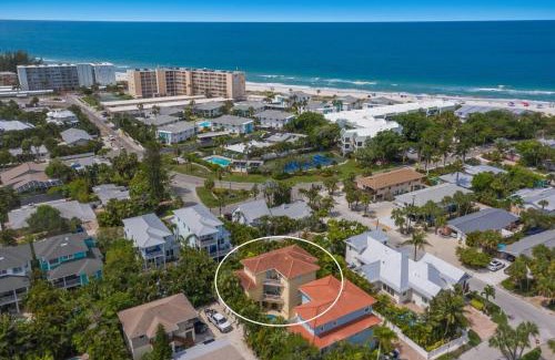 Holmes Beach House | Spacious Oasis home