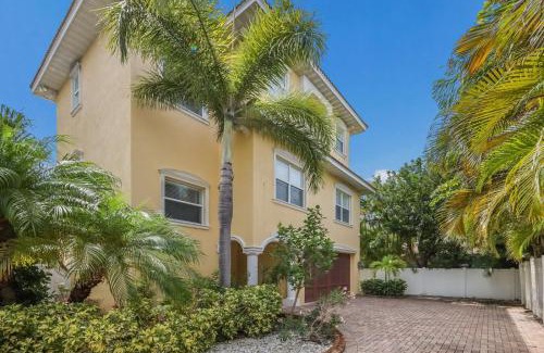 Holmes Beach House | Spacious Oasis home