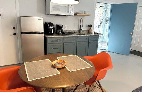 Central Oklahoma City Apartment | Spacious OKC Studio | $1700/month #MR | Kitchenette + King Bed
