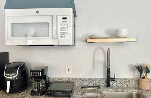 Central Oklahoma City Apartment | Spacious OKC Studio | $1700/month #MR | Kitchenette + King Bed