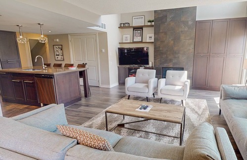 The Blue Mountains House | Spacious Open Concept Condo w/Shared Pool, Blue Mountain View - Walk to Village