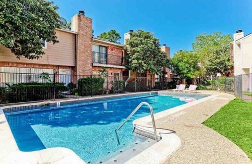 Spring Branch West House | Spacious pad 🌟 with private patio and shared pool🌟