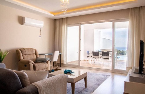 Kusadasi City Centre Apartment | Spacious Perfect Flat with Private Pool
