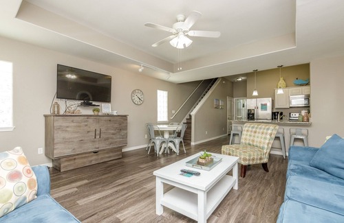Corpus Christi House | Spacious Pet-Friendly Townhome with Heated Pool & Close to the Beach
