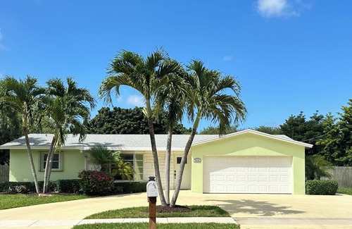 Palm Beach - West Palm Beach House | Spacious Pool Home for 10!, Luxurious 4 Bedroom Oasis, Perfect for Large Groups
