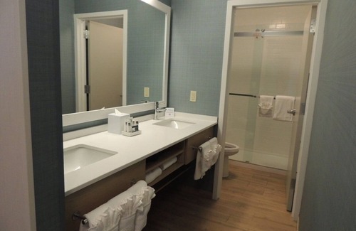 Medical Center Area Hotel | Spacious Premium King Room Near Premier Academic Sites - 1 Mile from HMS