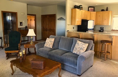 Mancos House | Spacious Private Guest House, full kitchen, large deck, 15 minutes to Mesa Verde