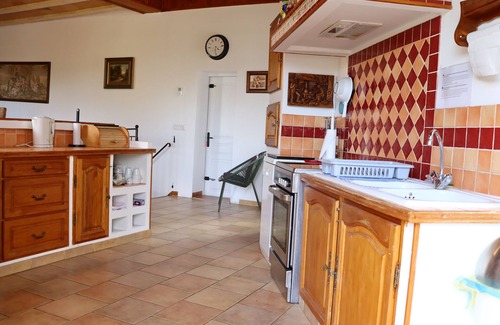 Issor House | Spacious Provençal style house with private entry and garden